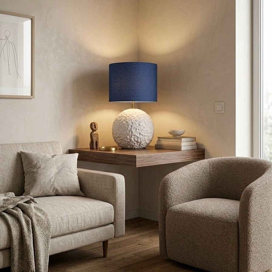 Orb 50 – stolna lampa s bijelim betonskim postoljem i platnenim sjenilom | Monolith kolekcija