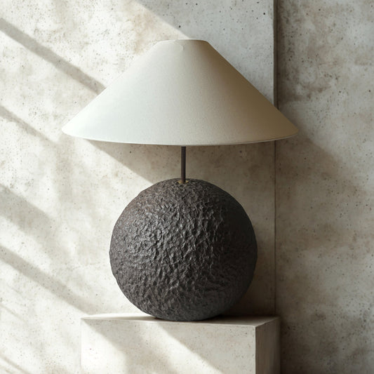 Orb 60 u grež boji - ručno modelirana dizajnerska betonska podna ili stolna lampa s bijelim platnenim sjenilom | Monolith kolekcija