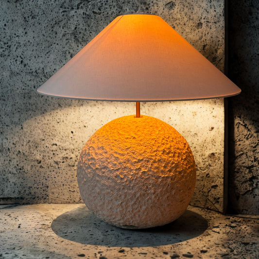Orb 60 u boji Stone - ručno modelirana dizajnerska betonska podna ili stolna lampa s bijelim platnenim sjenilom | Monolith kolekcija