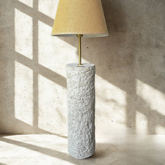 Pillar 90 u boji Stone - ručno modelirana dizajnerska betonska podna lampa sa sjenilom od jute | Monolith kolekcija