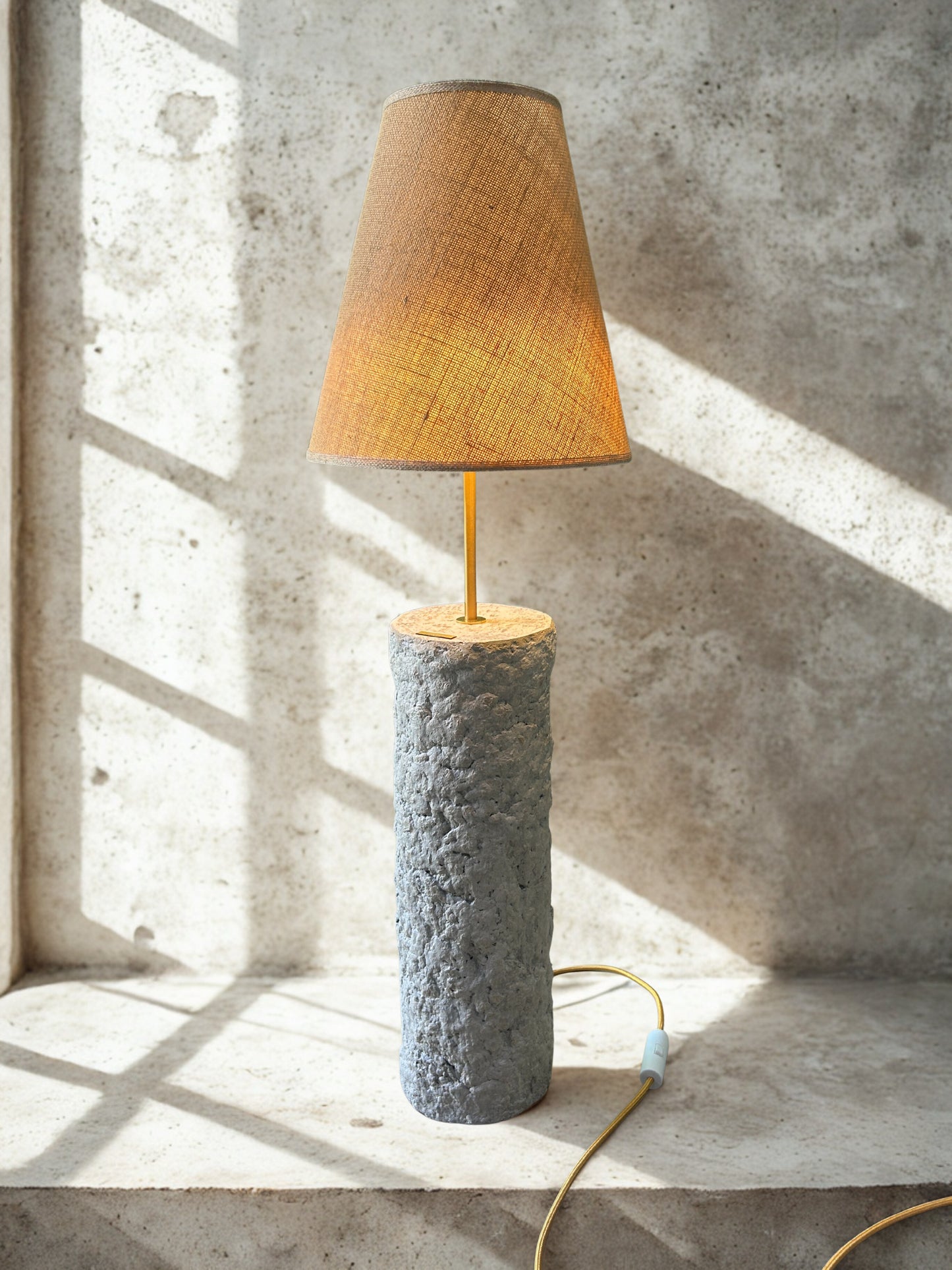 Pillar 90 u boji Stone - ručno modelirana dizajnerska betonska podna lampa sa sjenilom od jute | Monolith kolekcija