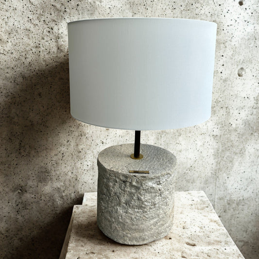 Pillar 50 u boji Stone – ručno modelirana dizajnerska betonska stolna lampa s bijelim platnenim sjenilom | Monolith kolekcija
