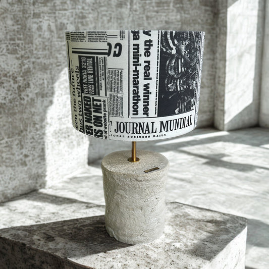 Pillar 50 u boji Stone – ručno modelirana dizajnerska betonska stolna lampa s Journal crno bijelim platnenim sjenilom | Monolith kolekcija