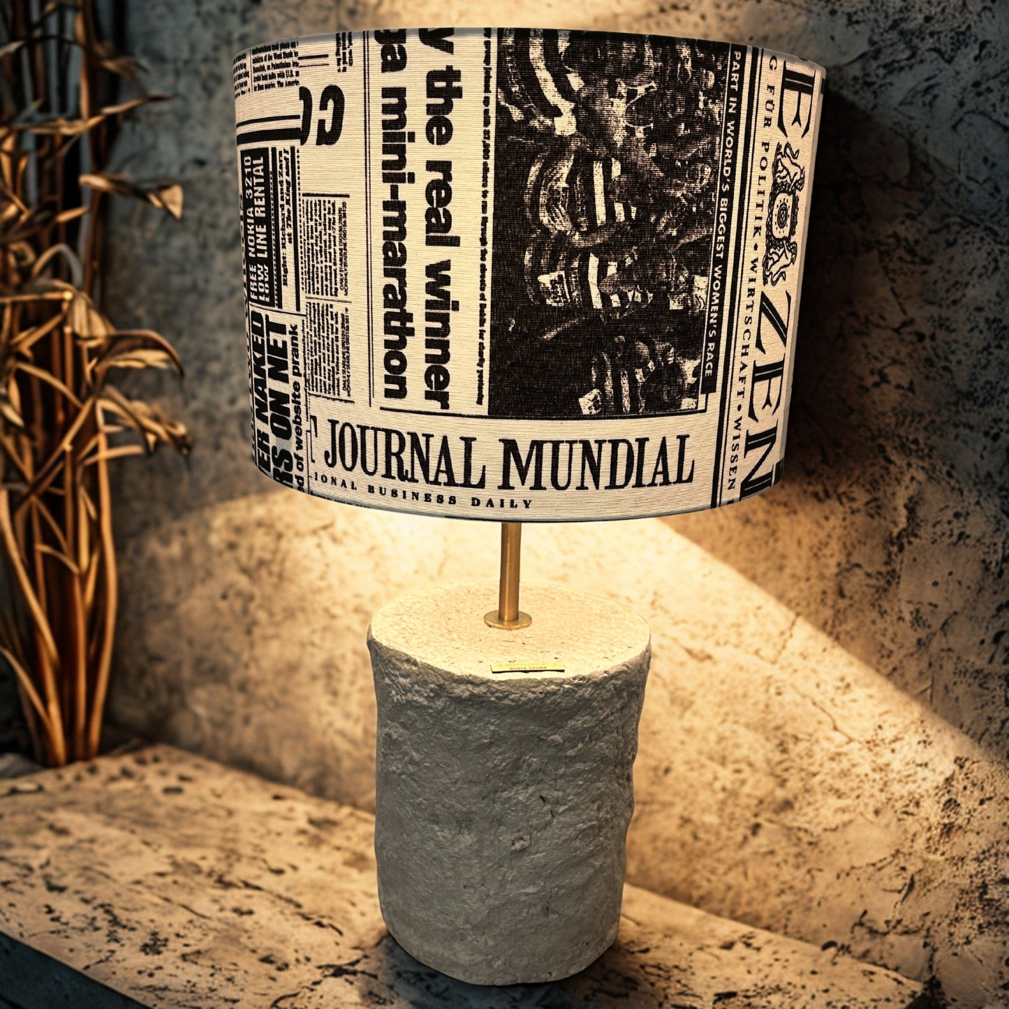Pillar 50 u boji Stone – ručno modelirana dizajnerska betonska stolna lampa s Journal crno bijelim platnenim sjenilom | Monolith kolekcija
