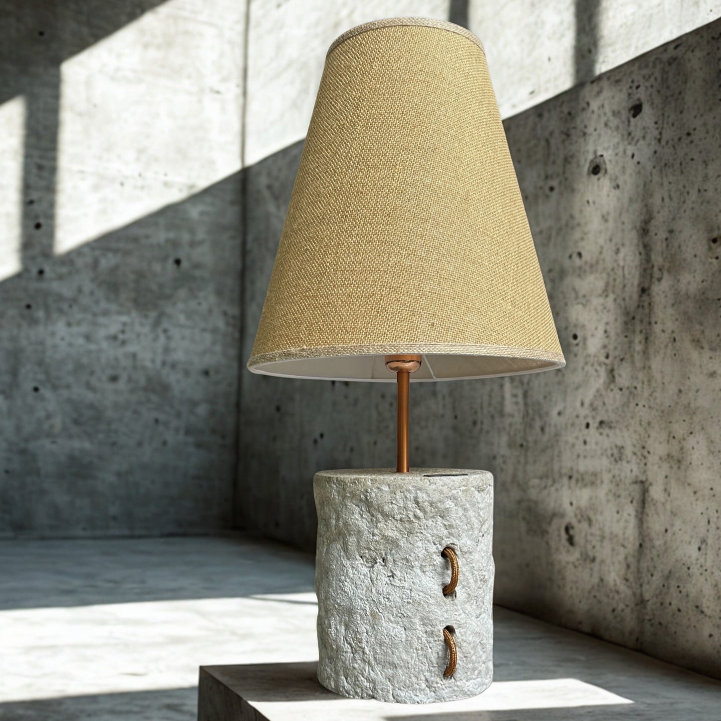Pillar 60 u boji Stone – ručno modelirana dizajnerska betonska stolna lampa sa sjenilom od jute | Monolith kolekcija