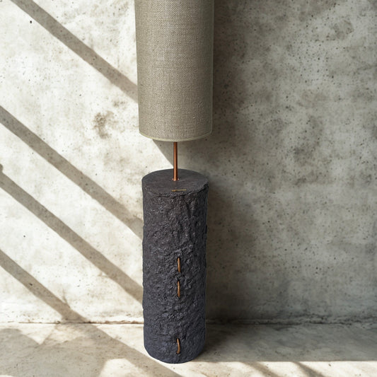 Pillar 125 u grež boji - ručno modelirana dizajnerska betonska podna lampa sa sjenilom od jute | Monolith kolekcija