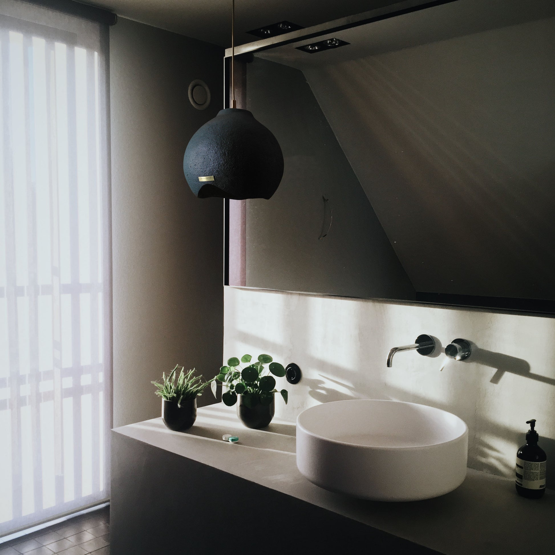 kut na kvadrat studio betonskska sjenila capsule dizajn