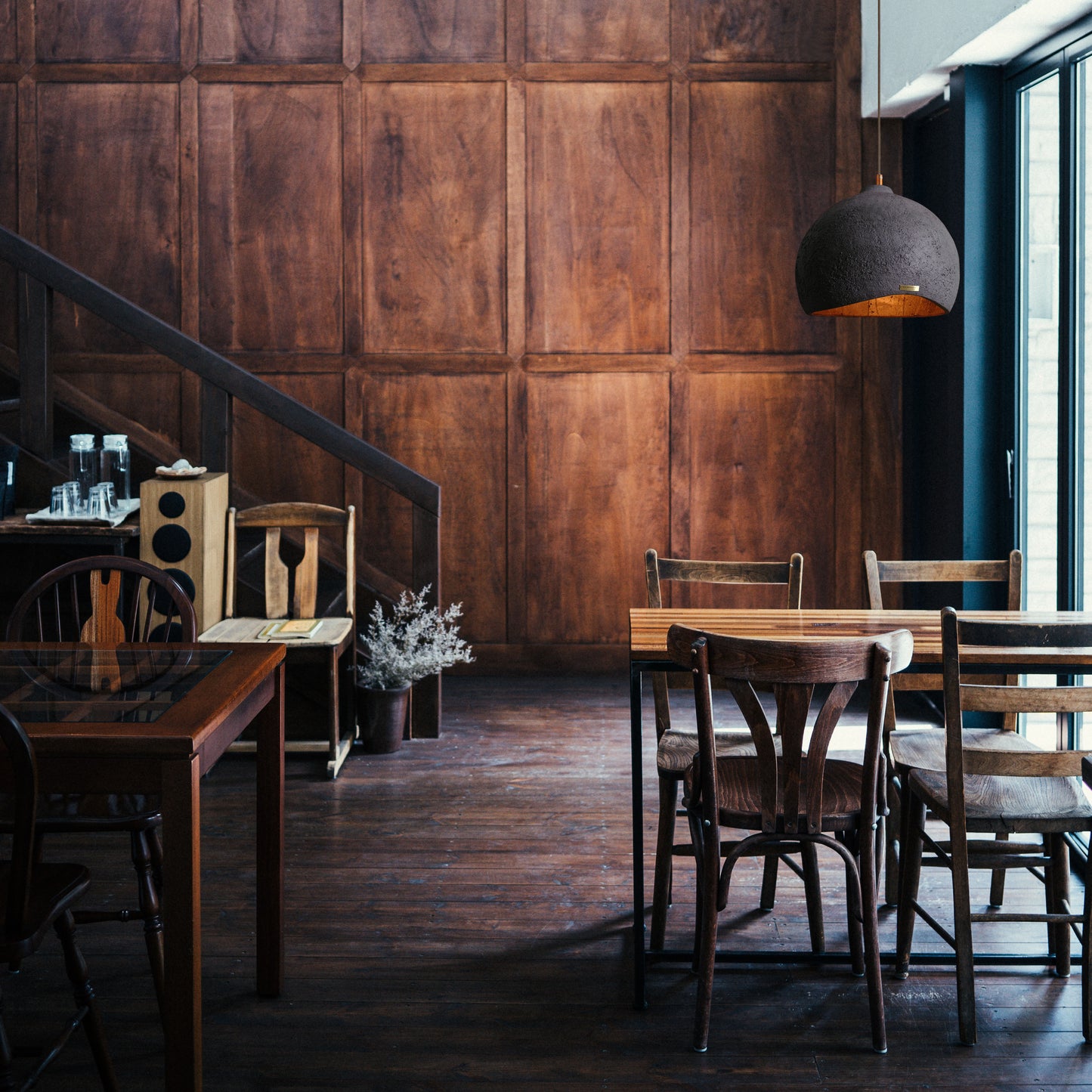kut na kvadrat studio betonskska sjenila capsule dizajn