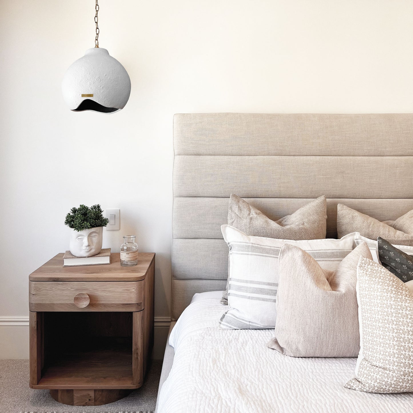 kut na kvadrat studio betonskska sjenila capsule dizajn