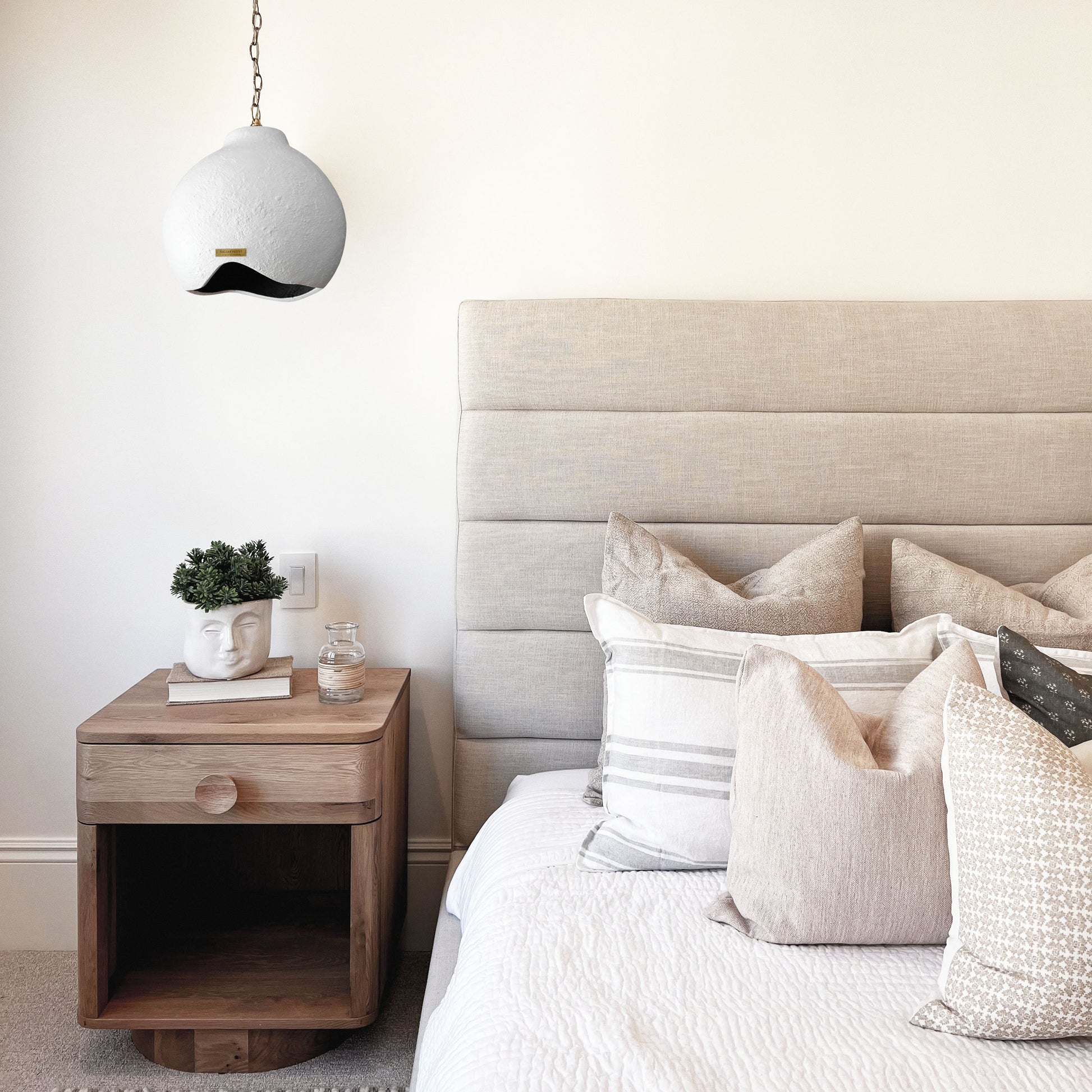 kut na kvadrat studio betonskska sjenila capsule dizajn