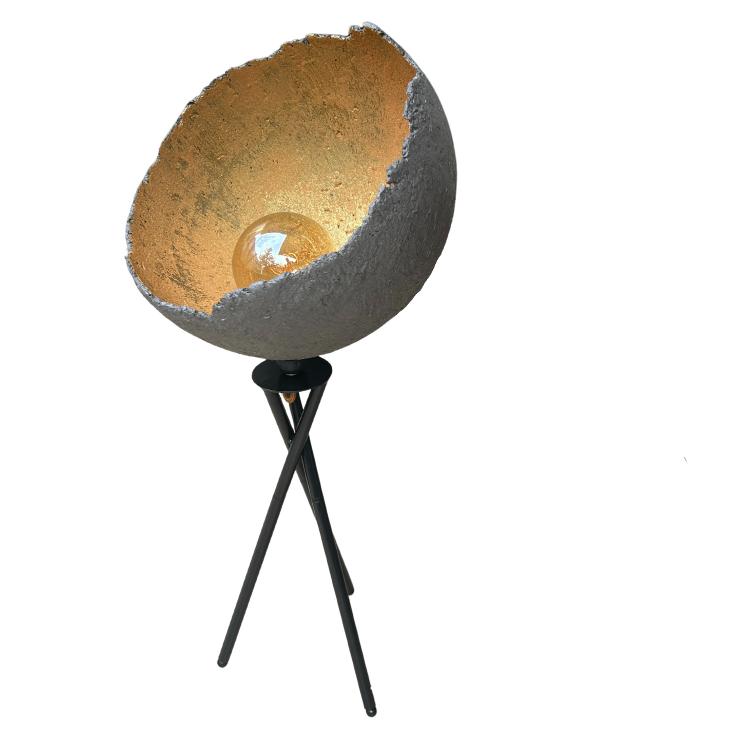 Nebula67 – skulpturalna betonska podna lampa s ručno modeliranim sjenilom | One of One