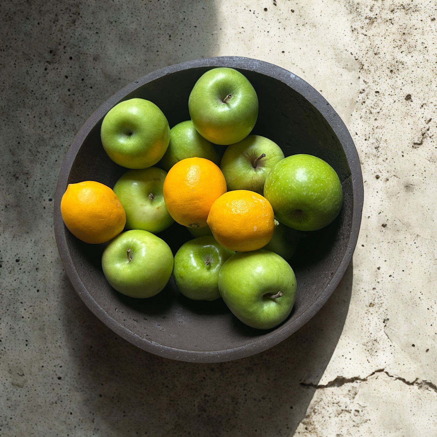 Nooli Ø25 – Handcrafted Sculptural Concrete Bowl