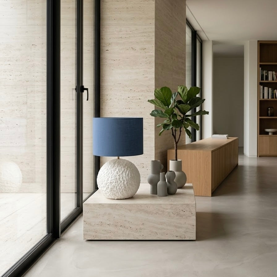 Orb 50 – stolna lampa s bijelim betonskim postoljem i platnenim sjenilom | Monolith kolekcija