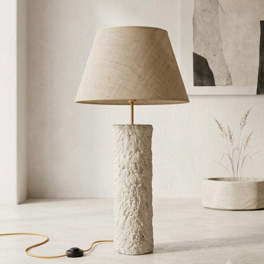 Pillar 90 u Stone nijansi – Ručno izrađena betonska podna lampa sa sjenilom od prirodne jute | Monolith kolekcija