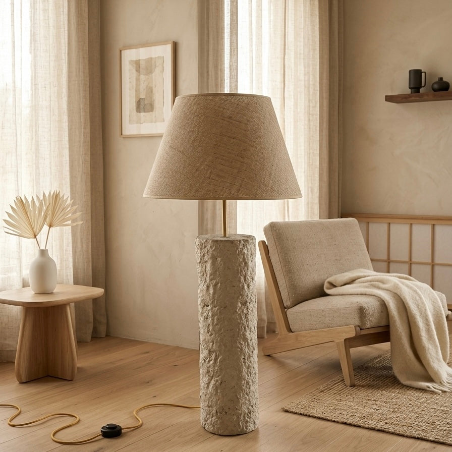 Pillar 90 u Stone nijansi – Ručno izrađena betonska podna lampa sa sjenilom od prirodne jute | Monolith kolekcija
