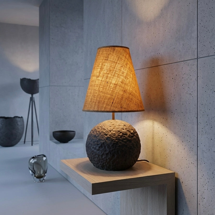 Orb 50 u grež boji – ručno modelirana dizajnerska betonska stolna lampa sa sjenilom od jute | Monolith kolekcija