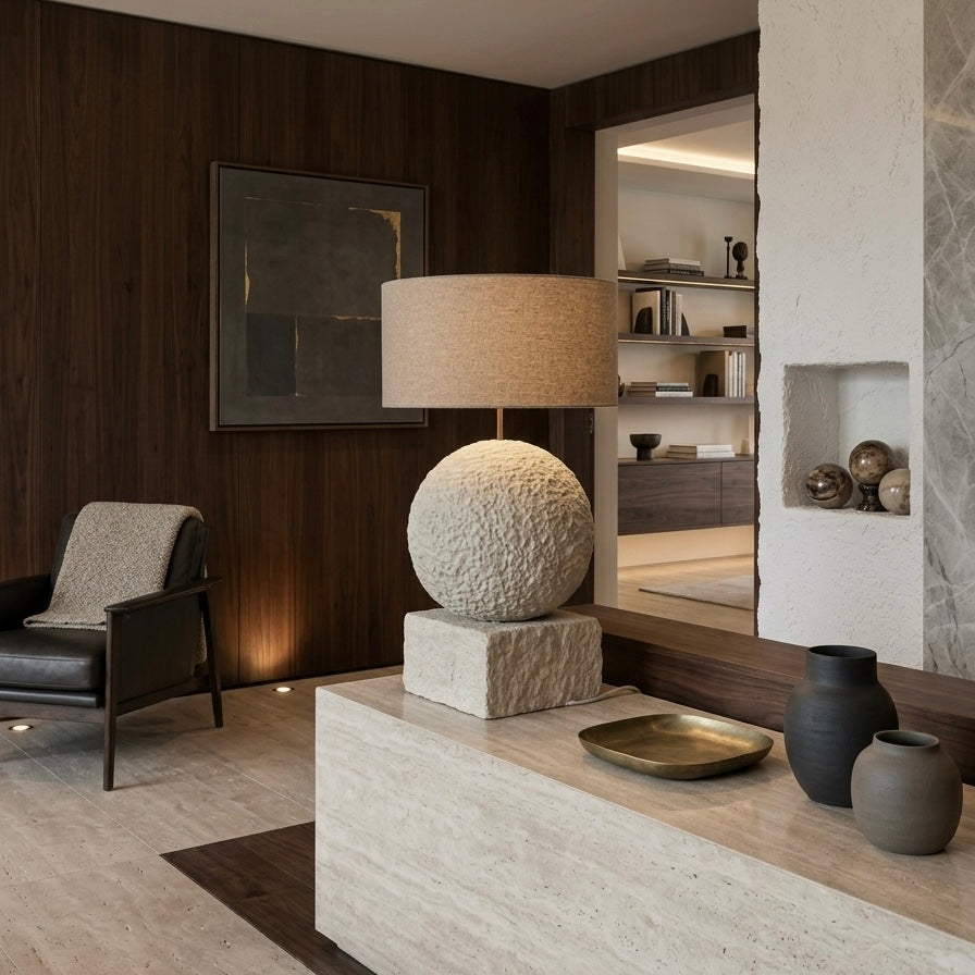 Orb 65 u boji stone – betonska podna ili stolna lampa sa smeđim sjenilom od vune | Monolith kolekcija