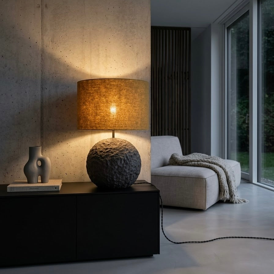 Orb 50 u grež boji – betonska stolna lampa s vunenim sjenilom u boji senfa | Monolith kolekcija