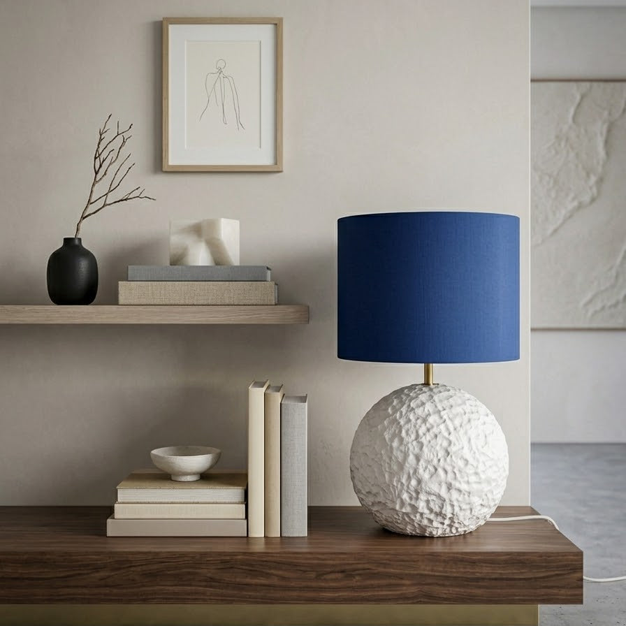 Orb 50 – stolna lampa s bijelim betonskim postoljem i platnenim sjenilom | Monolith kolekcija