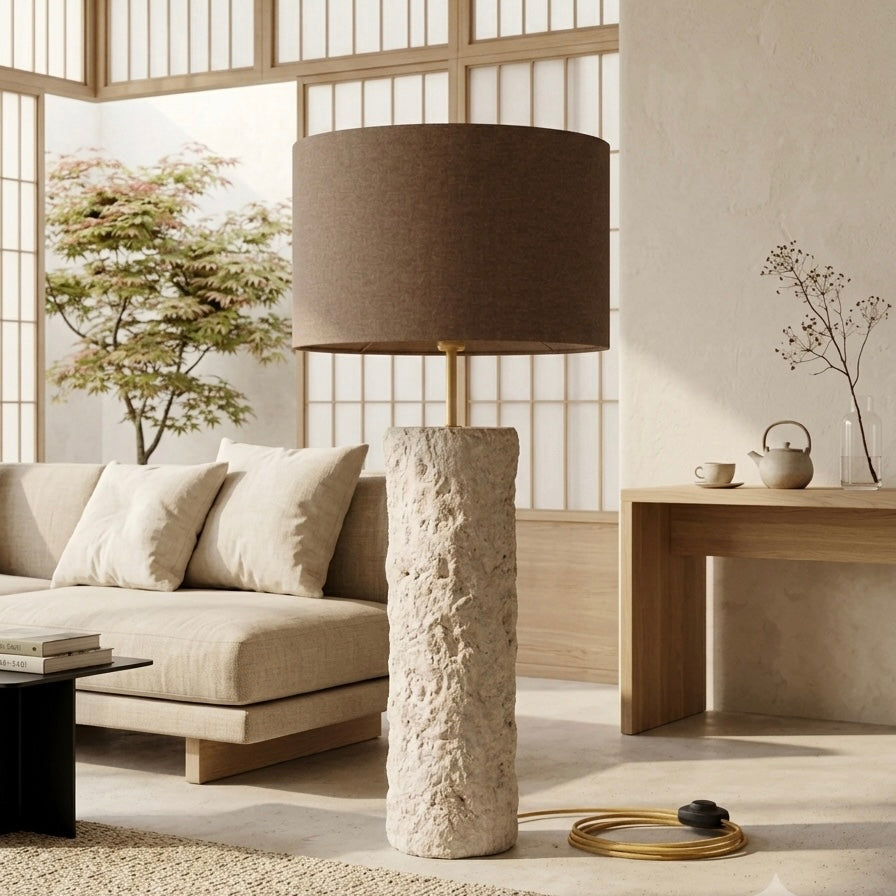 Pillar 80 u Stone nijansi – betonska stolna lampa sa smeđim sjenilom od vune | Monolith kolekcija