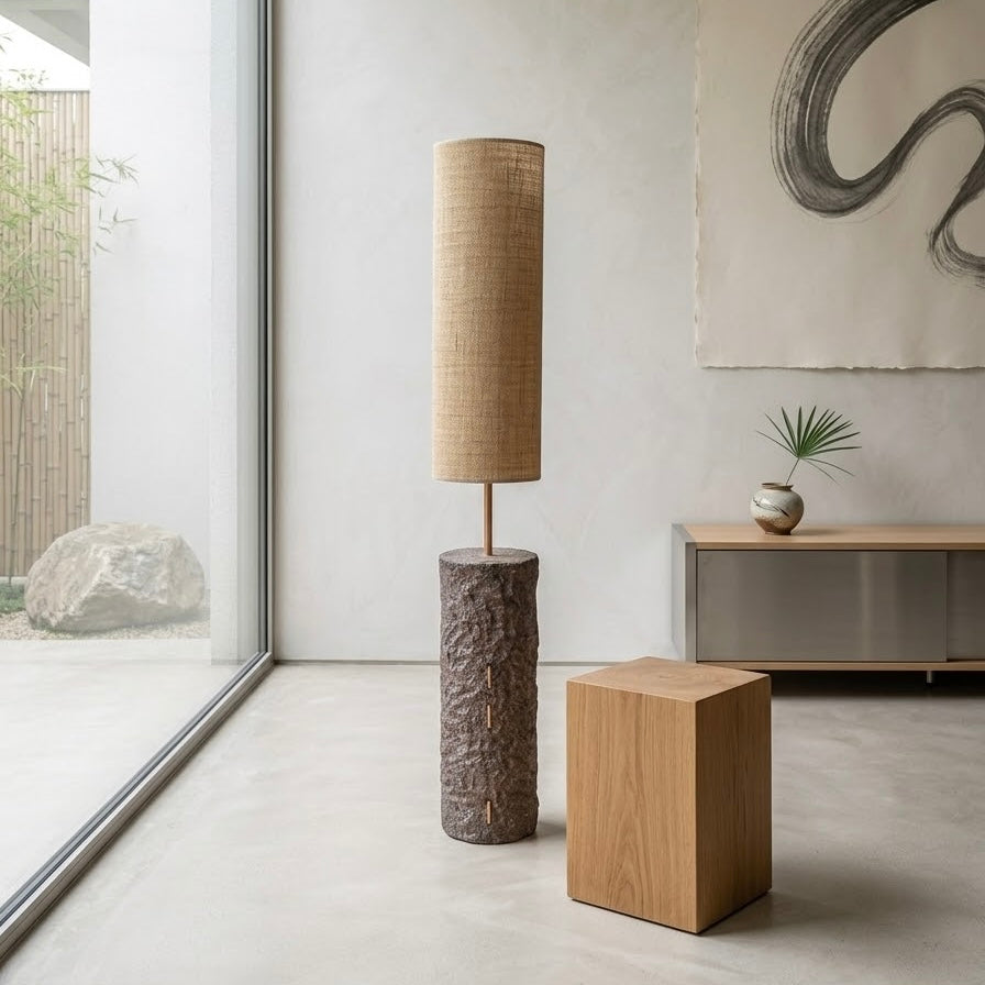 Pillar 125 u grež boji - ručno modelirana betonska podna lampa sa sjenilom od jute | Monolith kolekcija