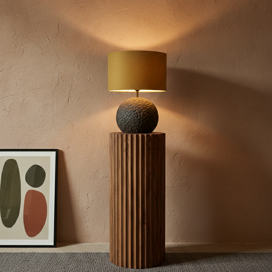 Orb 50 u grež boji – betonska stolna lampa s vunenim sjenilom u boji senfa | Monolith kolekcija