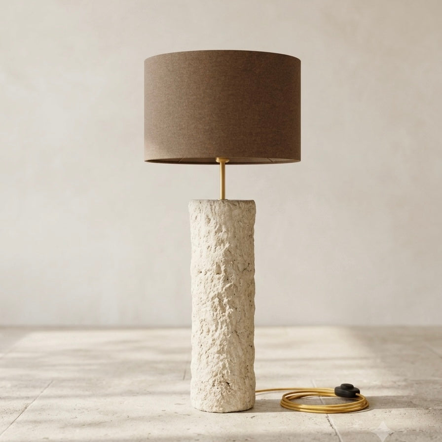 Pillar 80 u Stone nijansi – betonska stolna lampa sa smeđim sjenilom od vune | Monolith kolekcija