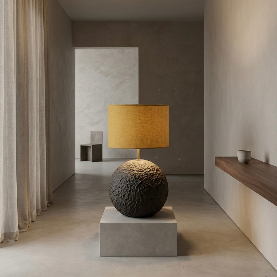 Orb 65 u grež boji – betonska podna ili stolna lampa s vunenim sjenilom | Monolith kolekcija