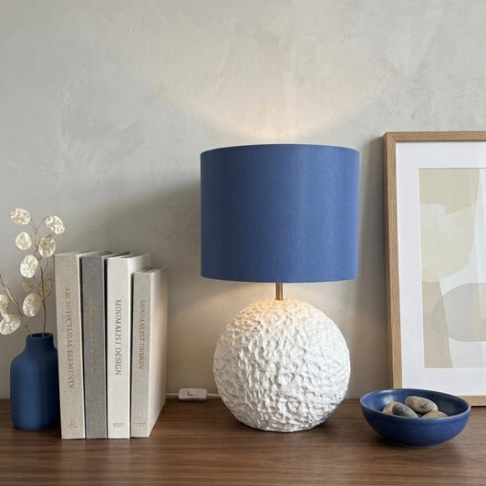 Orb 50 – stolna lampa s bijelim betonskim postoljem i platnenim sjenilom | Monolith kolekcija