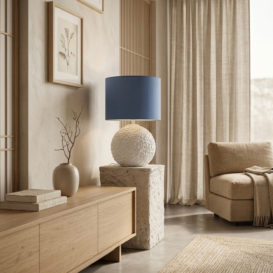 Orb 50 – stolna lampa s bijelim betonskim postoljem i platnenim sjenilom | Monolith kolekcija