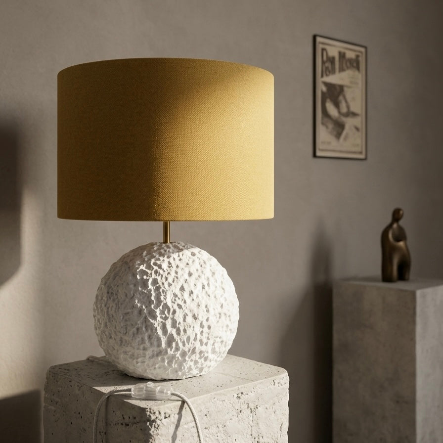 Orb 50 – bijela betonska stolna lampa s vunenim sjenilom | Monolith kolekcija