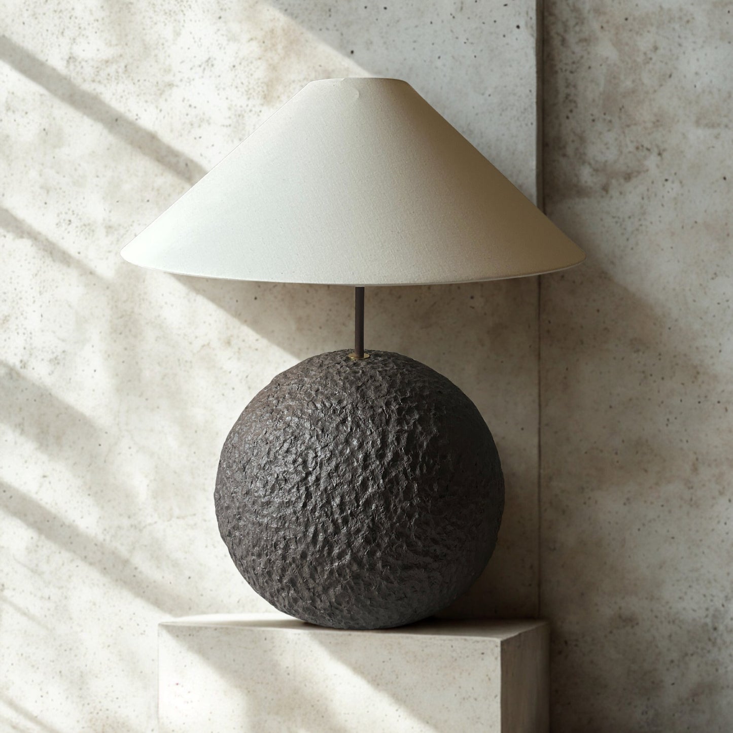 Orb 60 u grež boji - ručno modelirana dizajnerska betonska podna ili stolna lampa s bijelim platnenim sjenilom | Monolith kolekcija