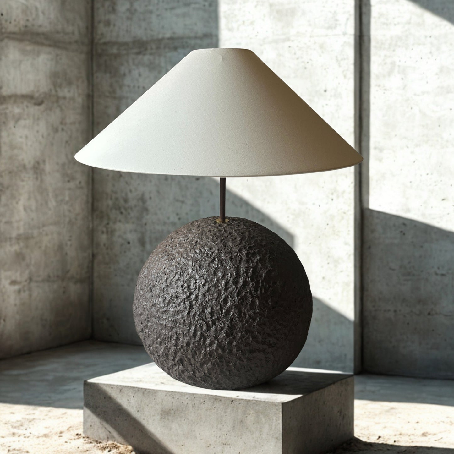 Orb 60 u grež boji - ručno modelirana dizajnerska betonska podna ili stolna lampa s bijelim platnenim sjenilom | Monolith kolekcija