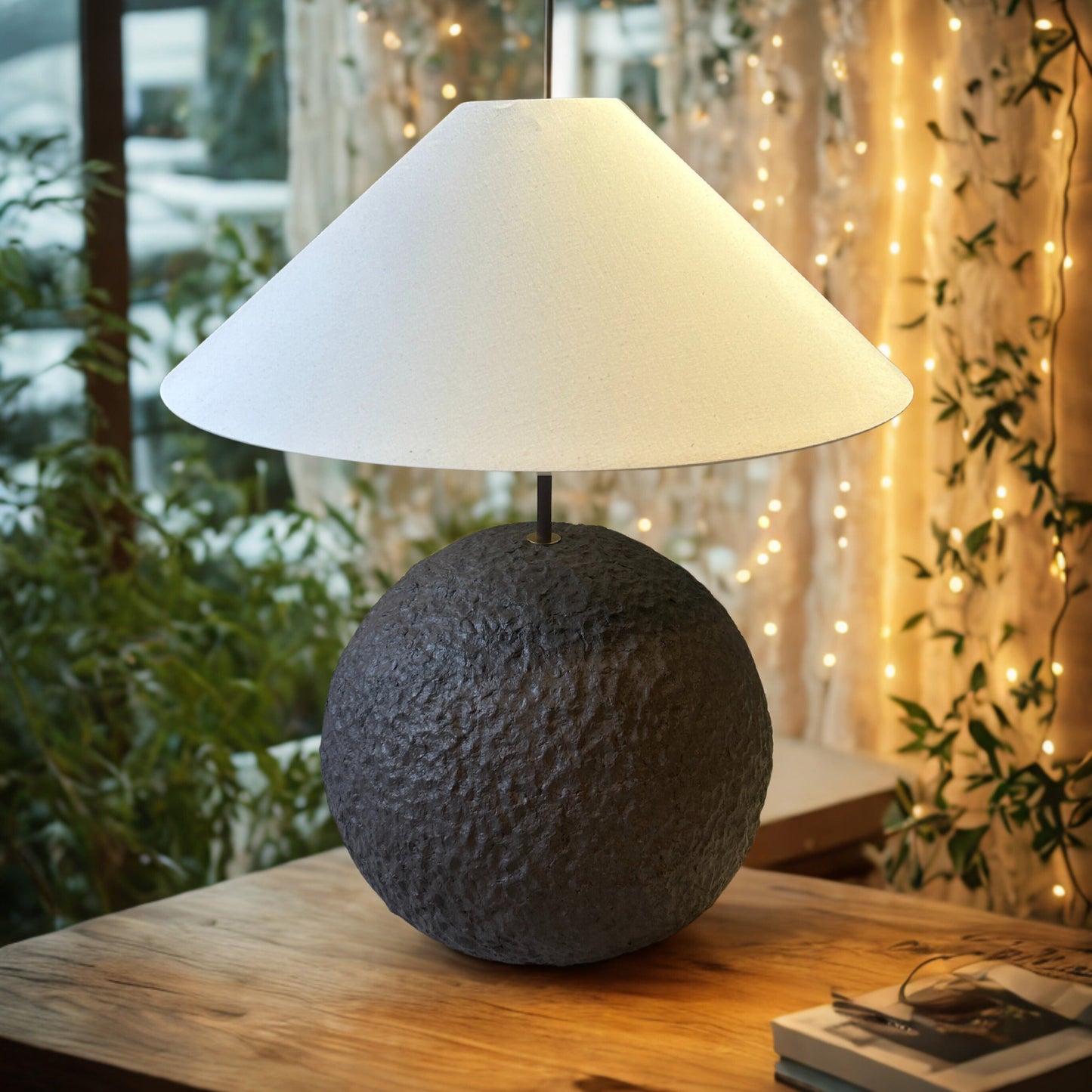 Orb 60 u grež boji - ručno modelirana dizajnerska betonska podna ili stolna lampa s bijelim platnenim sjenilom | Monolith kolekcija