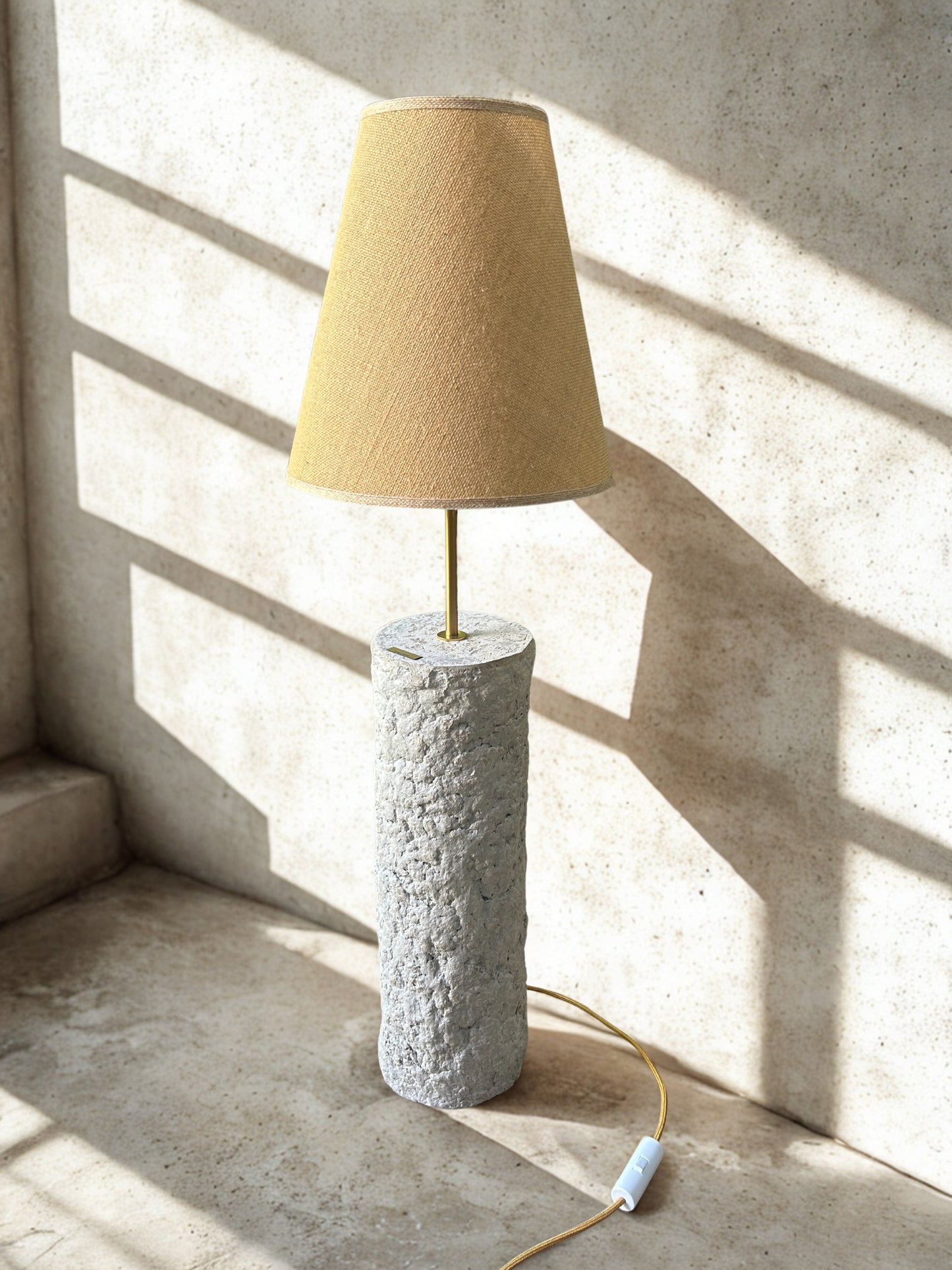 Pillar 90 u boji Stone - ručno modelirana dizajnerska betonska podna lampa sa sjenilom od jute | Monolith kolekcija