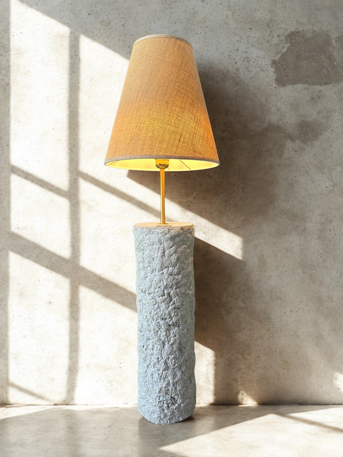 Pillar 90 u boji Stone - ručno modelirana dizajnerska betonska podna lampa sa sjenilom od jute | Monolith kolekcija