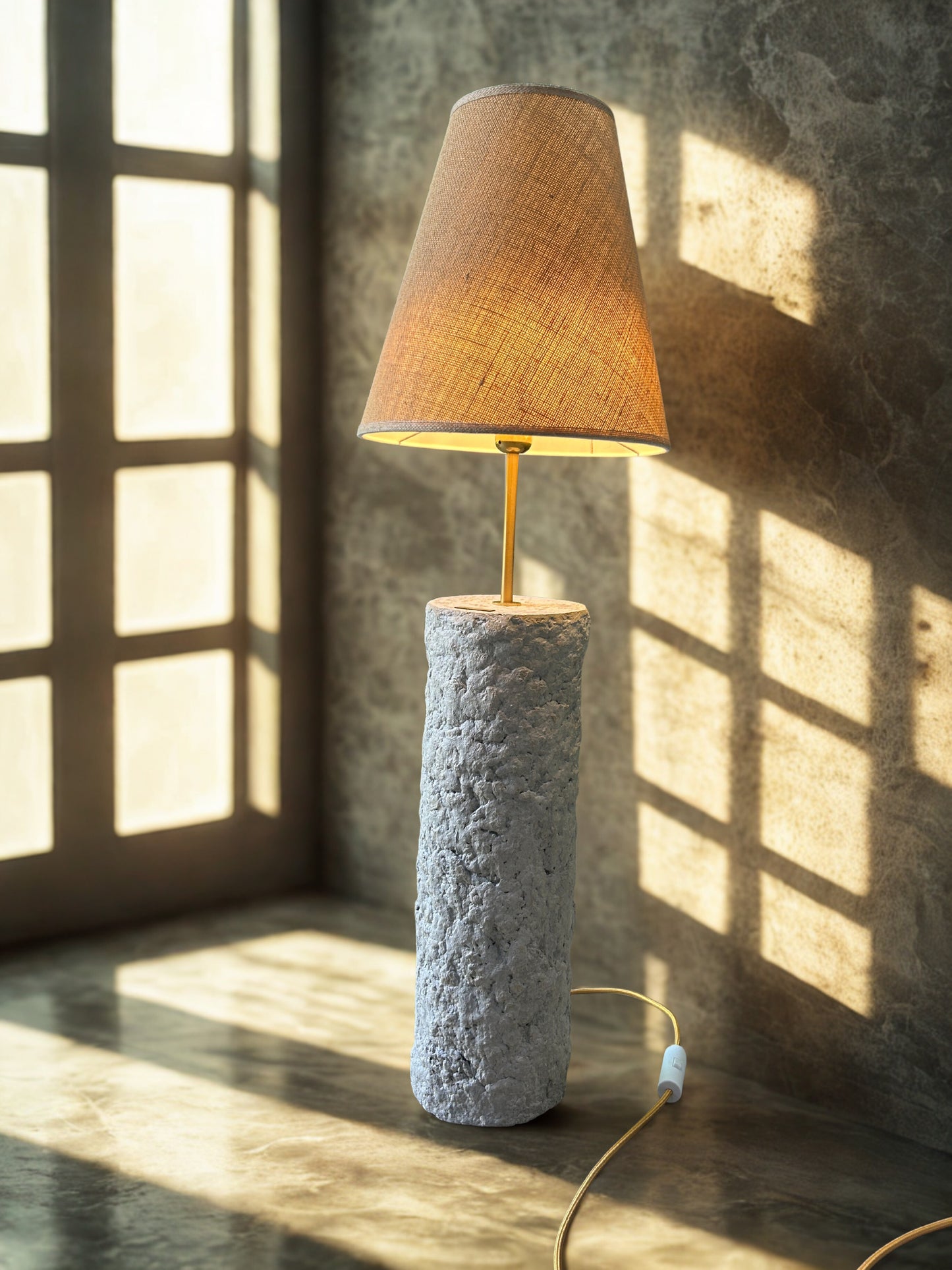 Pillar 90 u boji Stone - ručno modelirana dizajnerska betonska podna lampa sa sjenilom od jute | Monolith kolekcija