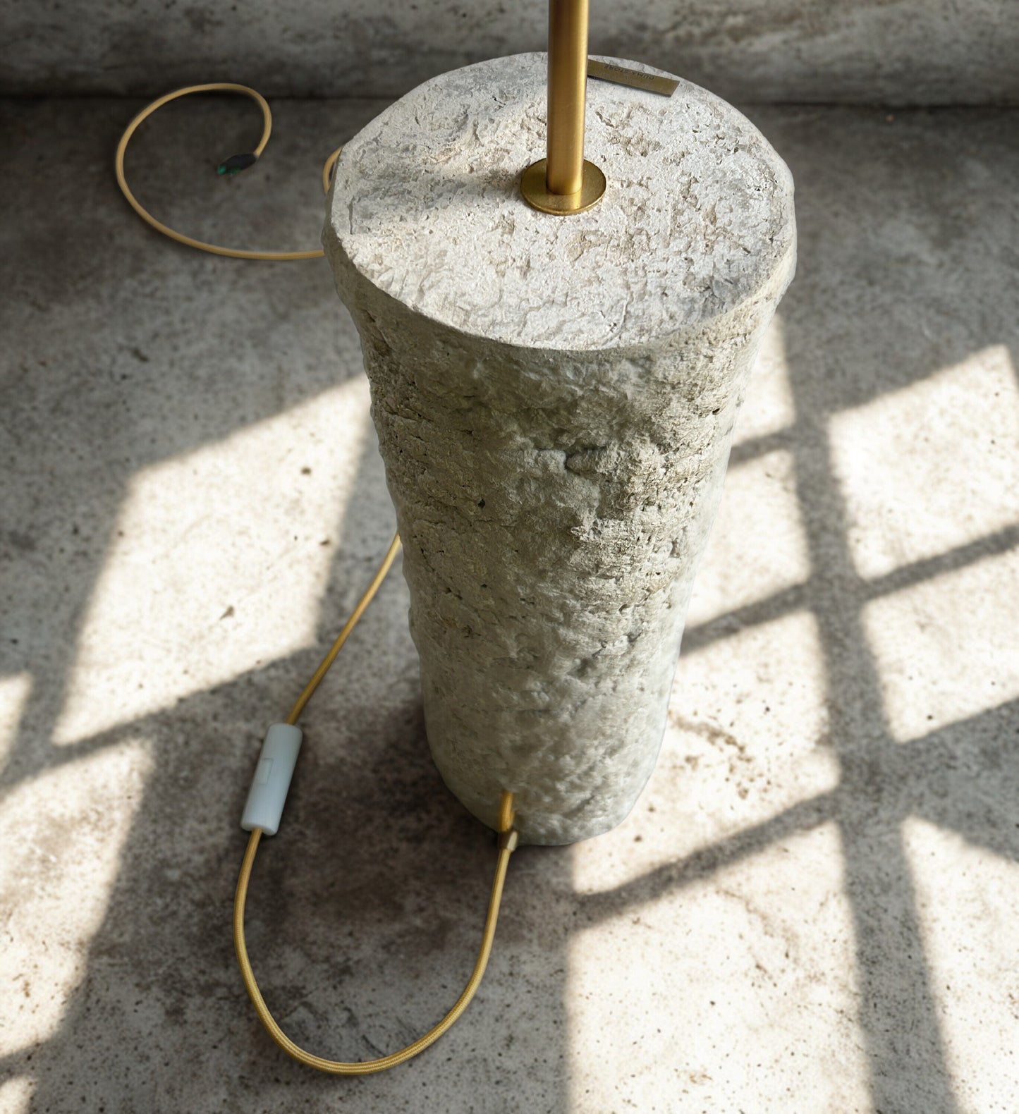 Pillar 90 u boji Stone - ručno modelirana dizajnerska betonska podna lampa sa sjenilom od jute | Monolith kolekcija