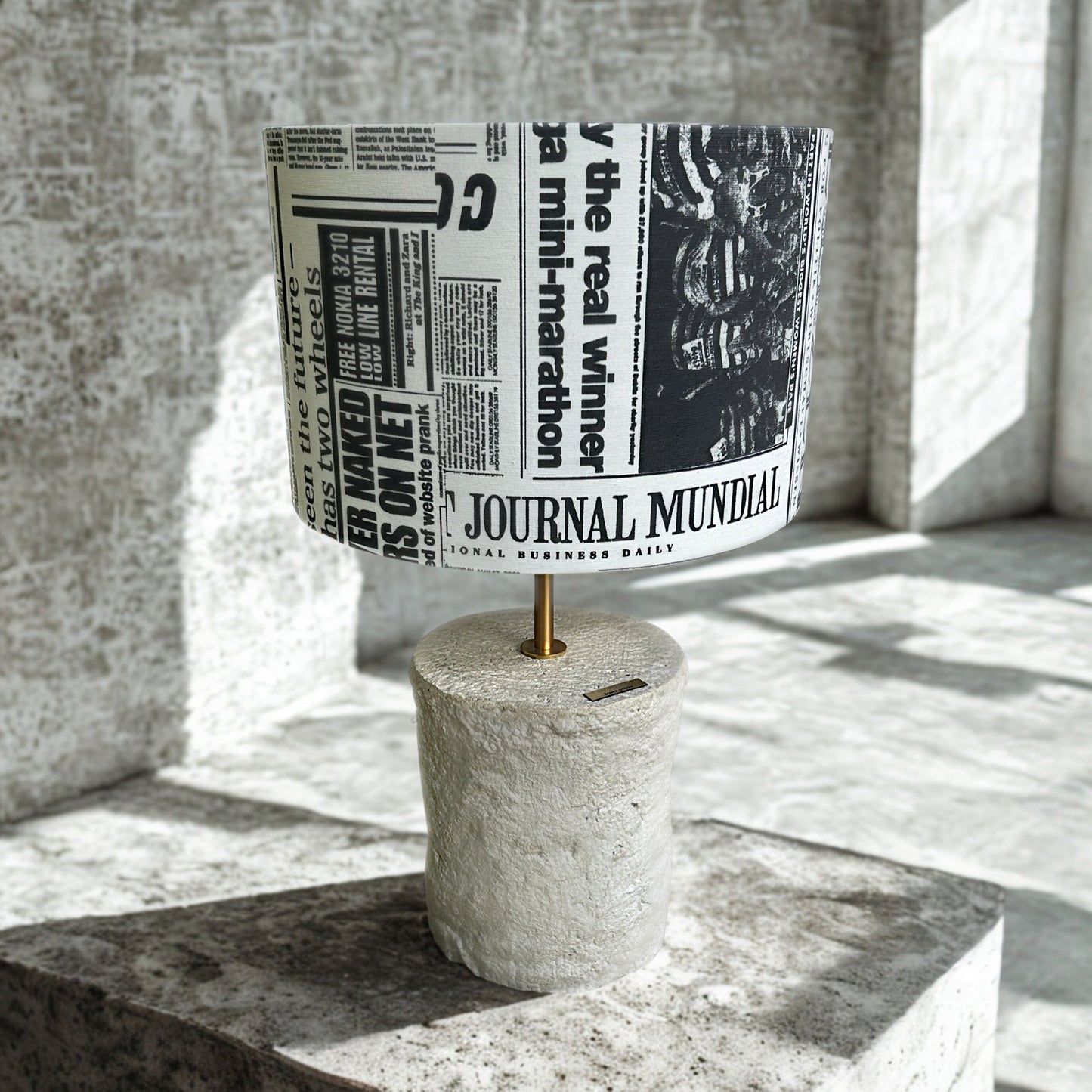 Pillar 50 u boji Stone – ručno modelirana dizajnerska betonska stolna lampa s Journal crno bijelim platnenim sjenilom | Monolith kolekcija