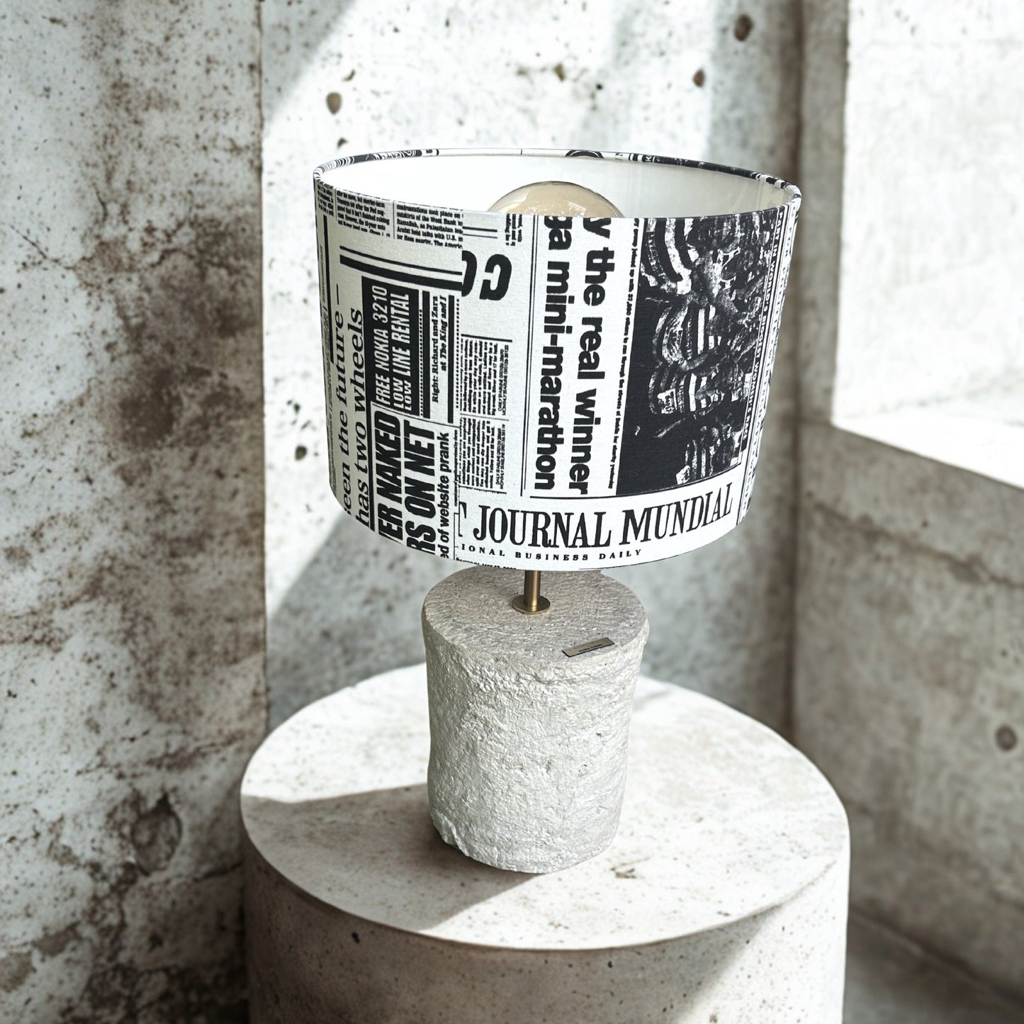 Pillar 50 u boji Stone – ručno modelirana dizajnerska betonska stolna lampa s Journal crno bijelim platnenim sjenilom | Monolith kolekcija