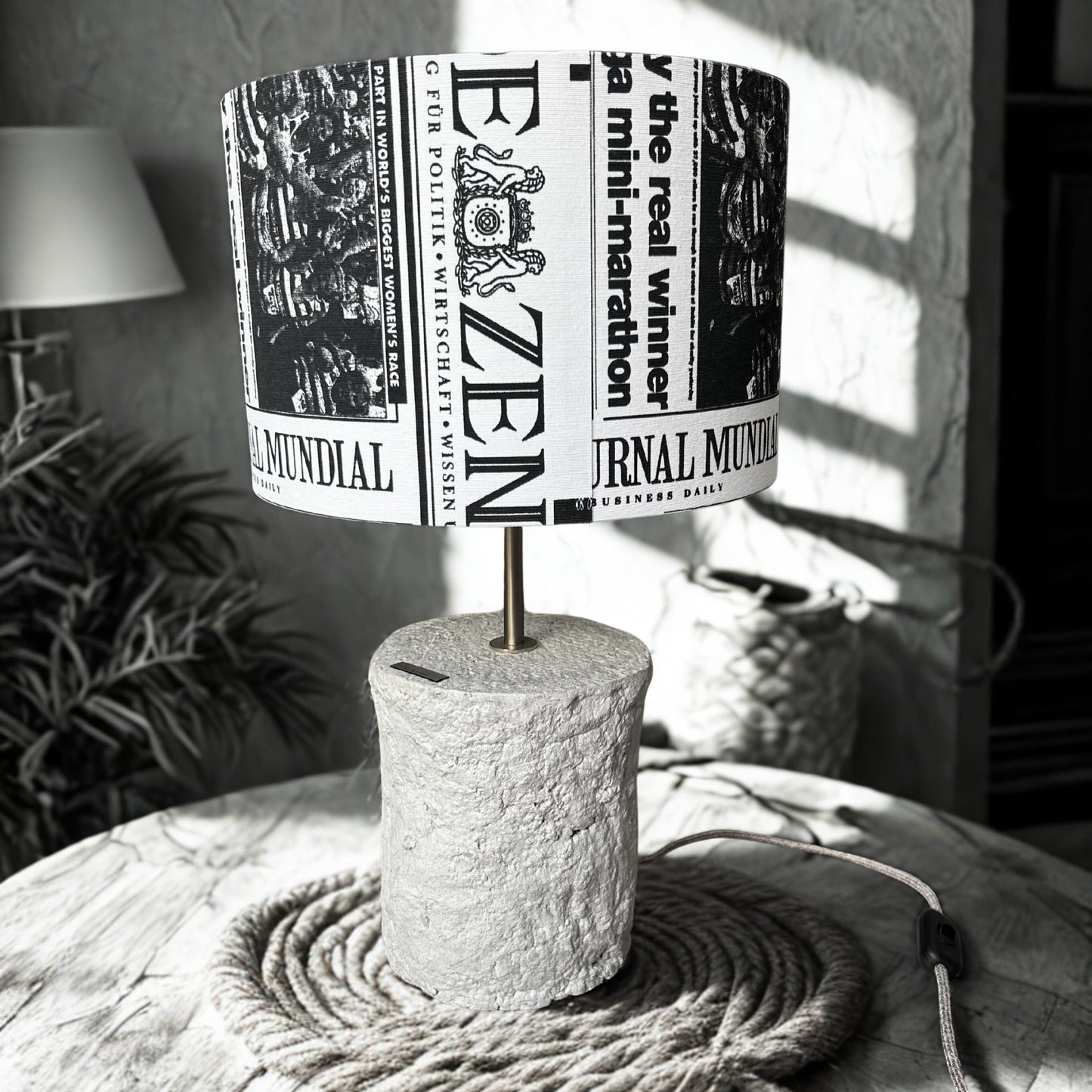 Pillar 50 u boji Stone – ručno modelirana dizajnerska betonska stolna lampa s Journal crno bijelim platnenim sjenilom | Monolith kolekcija