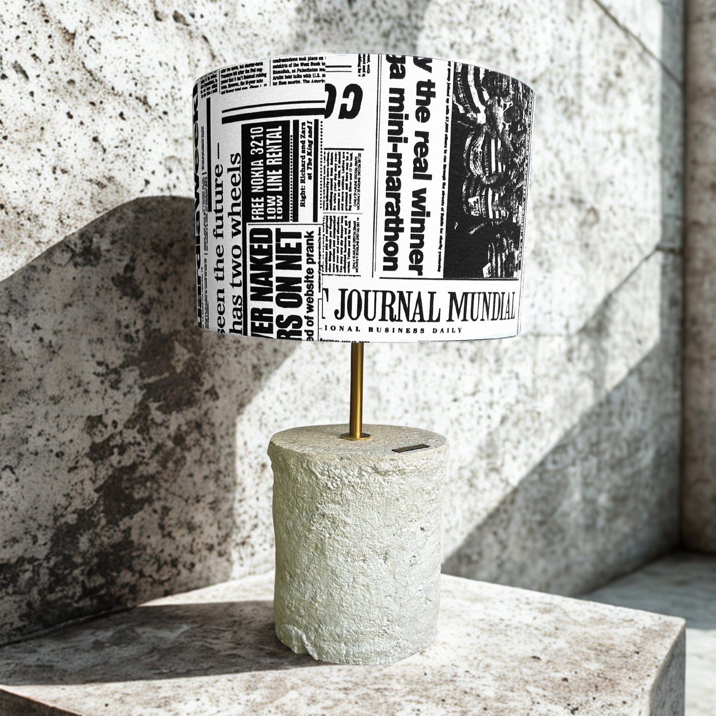 Pillar 50 u boji Stone – ručno modelirana dizajnerska betonska stolna lampa s Journal crno bijelim platnenim sjenilom | Monolith kolekcija