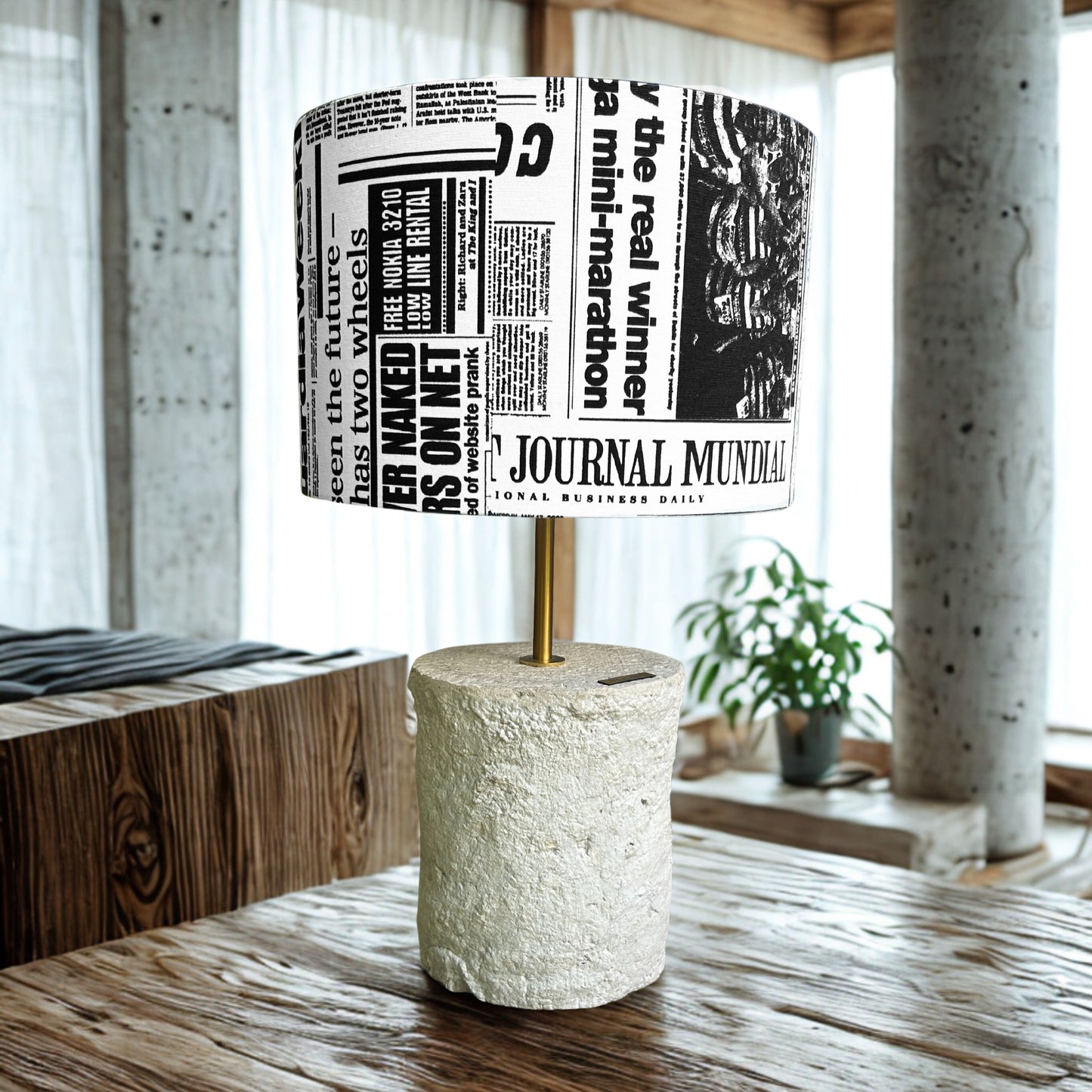 Pillar 50 u boji Stone – ručno modelirana dizajnerska betonska stolna lampa s Journal crno bijelim platnenim sjenilom | Monolith kolekcija