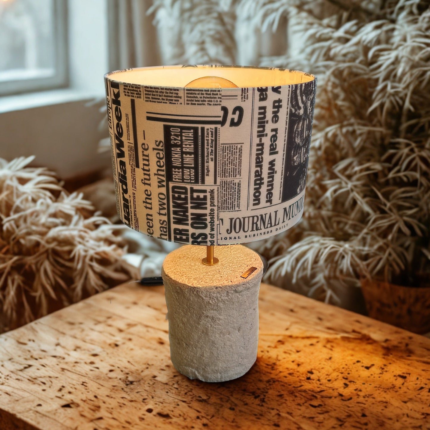 Pillar 50 u boji Stone – ručno modelirana dizajnerska betonska stolna lampa s Journal crno bijelim platnenim sjenilom | Monolith kolekcija