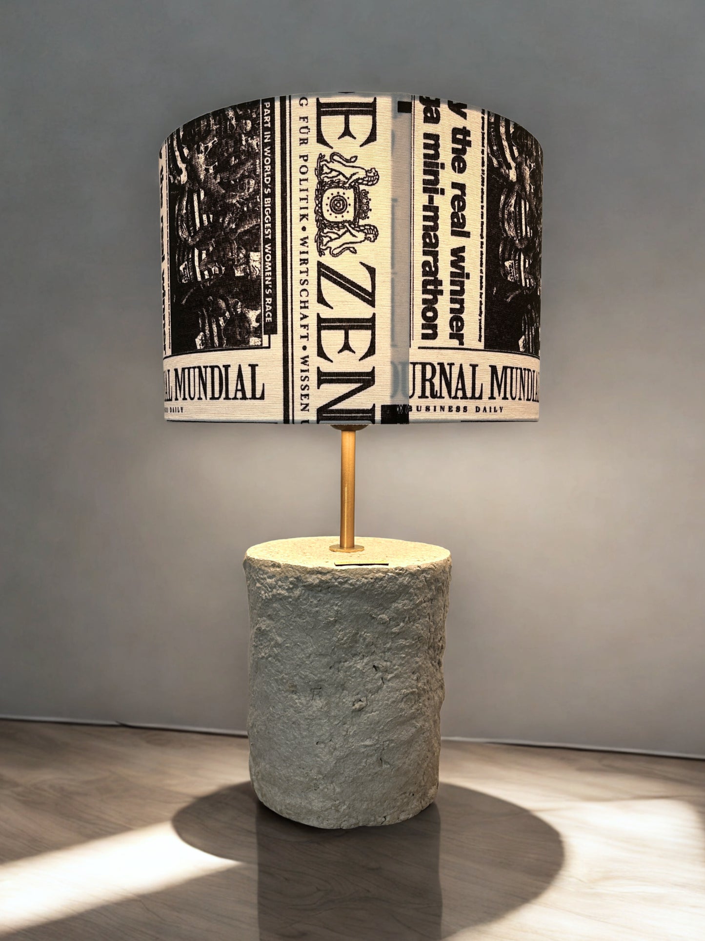 Pillar 50 u boji Stone – ručno modelirana dizajnerska betonska stolna lampa s Journal crno bijelim platnenim sjenilom | Monolith kolekcija