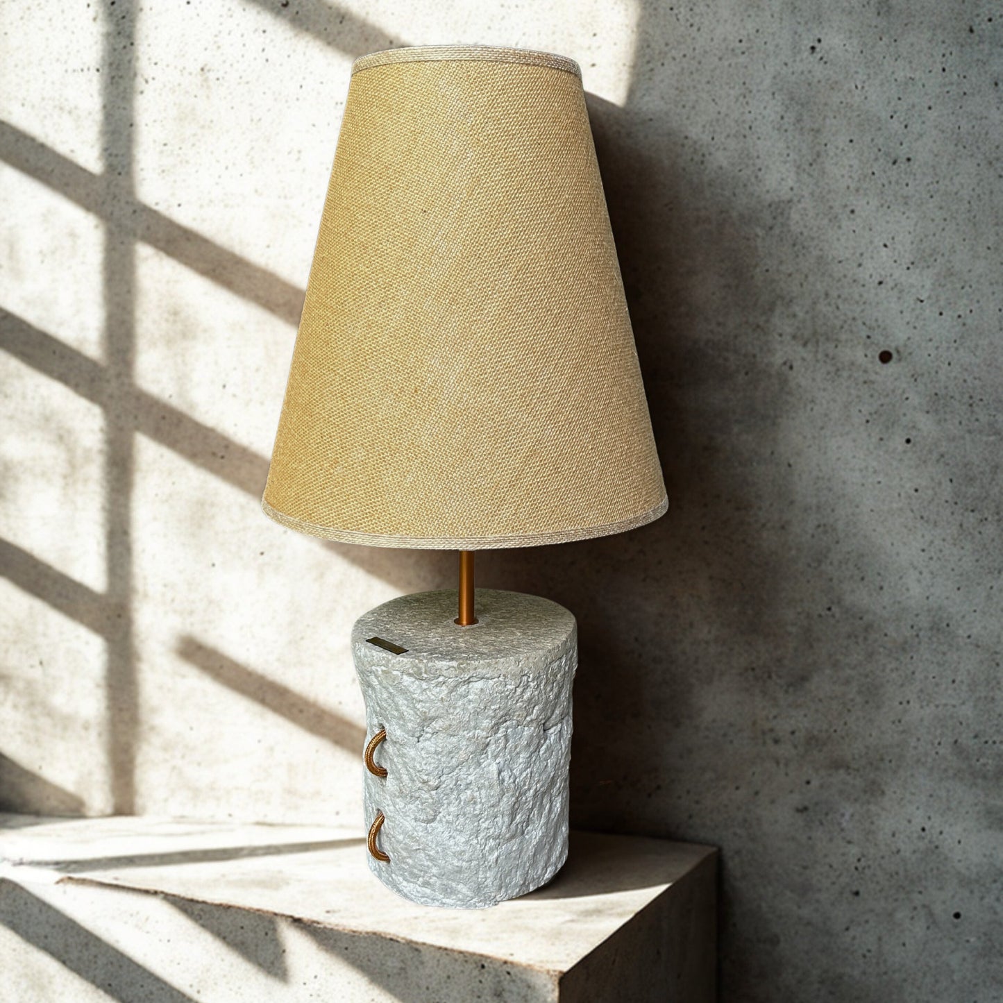 Pillar 60 u boji Stone – ručno modelirana dizajnerska betonska stolna lampa sa sjenilom od jute | Monolith kolekcija