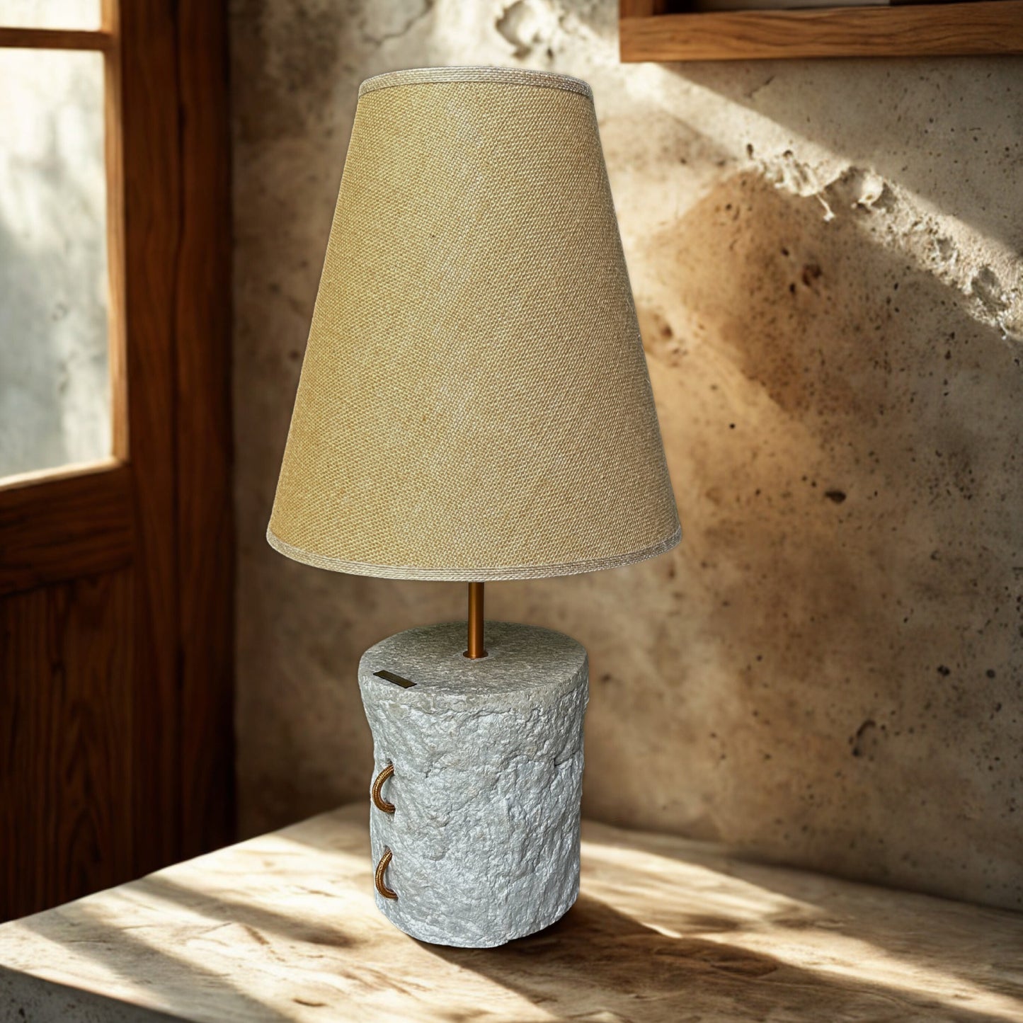 Pillar 60 u boji Stone – ručno modelirana dizajnerska betonska stolna lampa sa sjenilom od jute | Monolith kolekcija