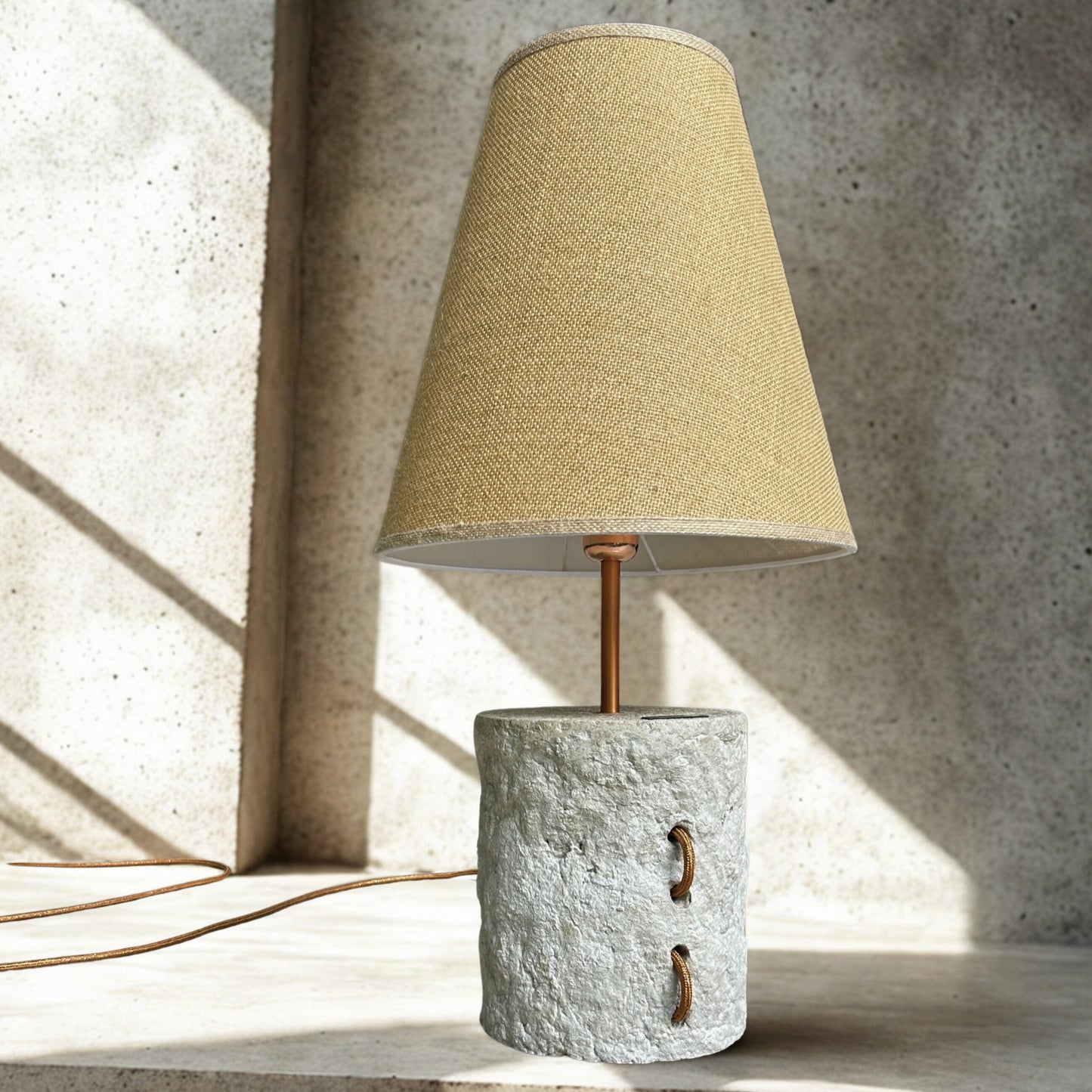 Pillar 60 u boji Stone – ručno modelirana dizajnerska betonska stolna lampa sa sjenilom od jute | Monolith kolekcija