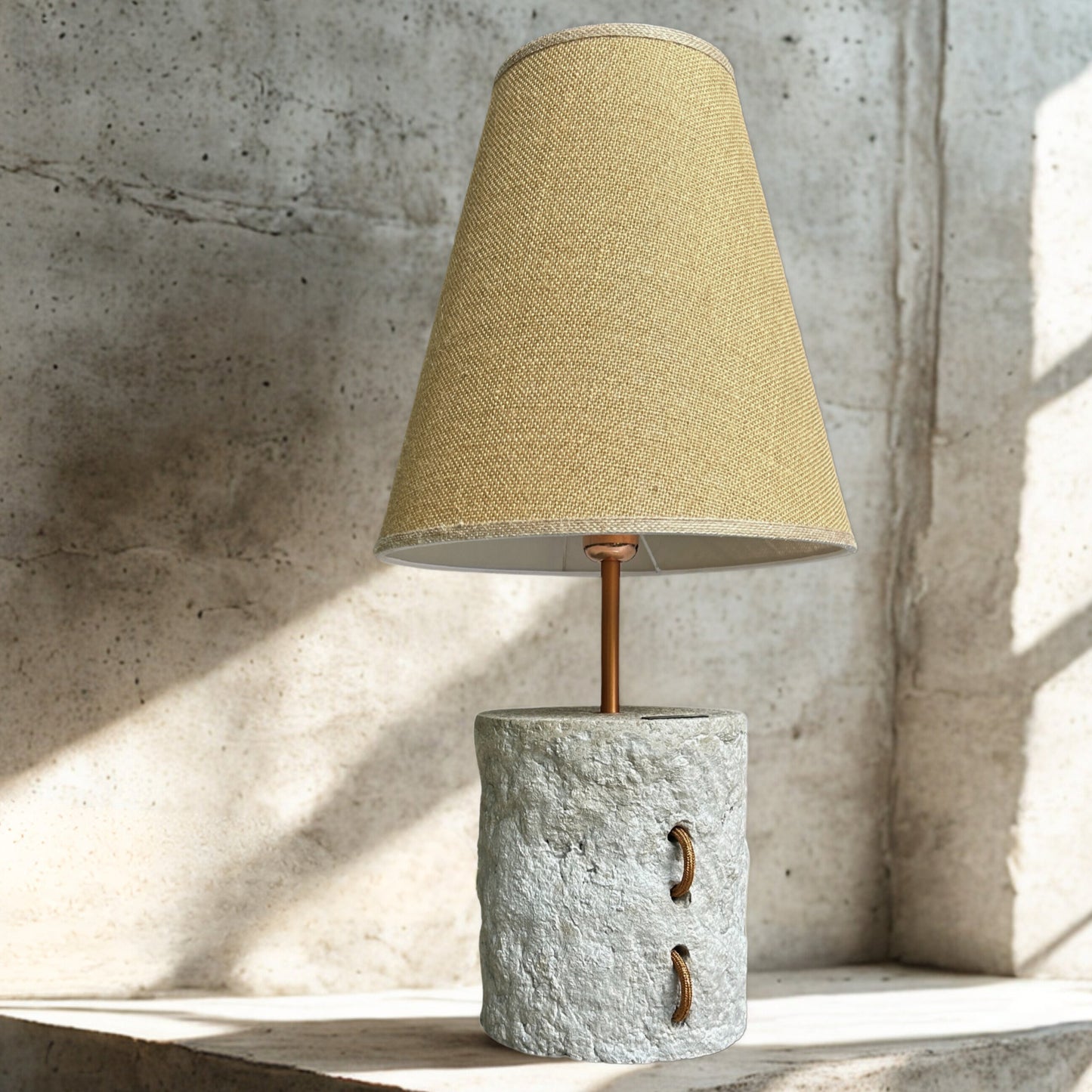 Pillar 60 u boji Stone – ručno modelirana dizajnerska betonska stolna lampa sa sjenilom od jute | Monolith kolekcija