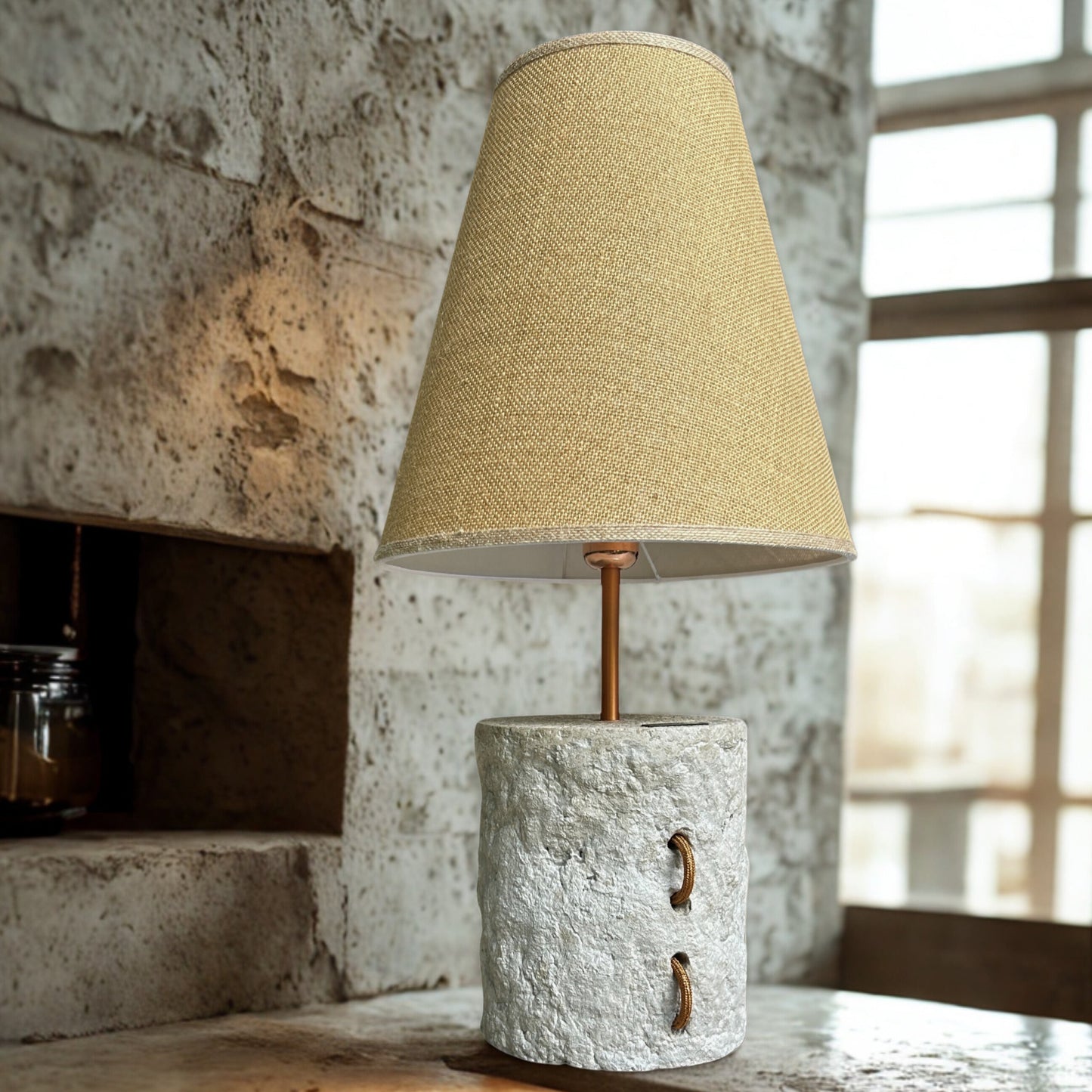 Pillar 60 u boji Stone – ručno modelirana dizajnerska betonska stolna lampa sa sjenilom od jute | Monolith kolekcija